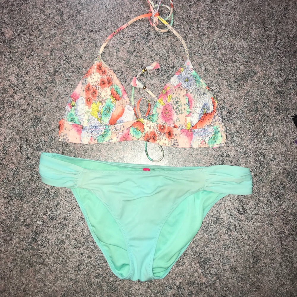 Floral Ruffled Bikini Top - Picture 3 of 7